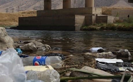 Garbage on the shores of the Smaller Zab River in the Kurdistan Region. Photos: Hannah Lynch | Rudaw