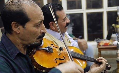 Iraqi Musicians perform live music at a book fair in Mosul on November 6, 2018. Photo: Waleed al-Khalid / AFP 