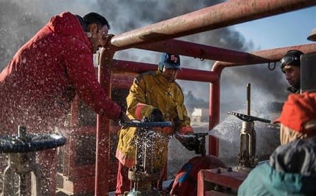Working at an oil field in the town of Qayyarah, some 70 km south of Mosul in November 2016. Photo: AFP  