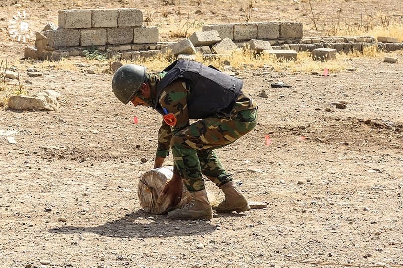 A Peshmerga removes a mine near Khazir, a town ISIS once controlled, in the Kurdistan Region. File photo: Rudaw | Mohammed Shwani