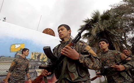 Arab fighters of the US-backed Kurdish-Arab coalition of the Syrian Democratic Forces (SDF) take part in a training exercise near the Omar oil field in the eastern Syrian Deir ez-Zor province, February 17, 2019. Photo: AFP / Delil Souleiman 
