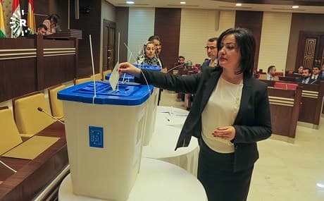 Vala Faed casts her vote in the Kurdistan Region parliament, February 18, 2019. Photo: Mohammed Shwani / Rudaw