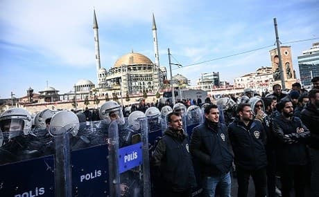 Turkish anti-riot police officers surround and block members and deputies of the pro-Kurdish Peoples' Democratic Party (HDP) near Istanbul's Taksim square on February 11, 2019 trying to march in solidarity with fellow HDP MP Leyla Guven on hunger strike since November 8. Photo: Ozan Kose / AFP 
