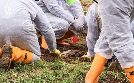 Experts under the auspices of the Mass Graves Directorate of Iraq’s Ministry of Health, supported by UNITAD’s forensic team, search for evidence in a mass grave in Kocho on March 15, 2019. Photo: Mahdi Faraj/Rudaw