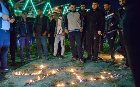 Iraqis light candles in remembrance for the victims of the capsized ferry in on March 22, 2019. Photo: Zaid al-Obeidi/AFP