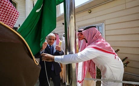 Iraqi Foreign Minister Mohammad Ali al-Hakim (C-L) raises the Saudi flag alongside Saudi Arabia's Trade and Investment Minister Majid al-Qasabi (2nd-R) during the inauguration of the new Saudi consulate compound in Baghdad on April 4, 2019. Photo: Ahmad al-Rubaye/AFP