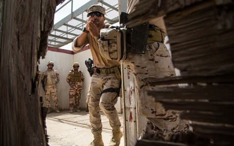 Spanish soldiers demonstrate room clearing techniques to Iraqi soldiers during an urban combat training exercise at the Besmaya Range Complex, Iraq, May 5, 2019. Photo: Spc. Brandon Best/US Army