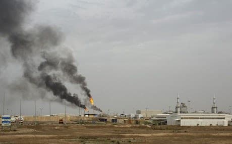 Smoke billows from oil field near the southern city of Basra on March 25, 2019 Photo: AFP/ Hussein Faleh