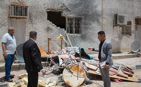 Iraqis inspect damage at a drilling facility in oil-rich Basra after it was hit by a Katyusha rocket, June 19, 2019. Photo: Hussein Faleh / AFP 