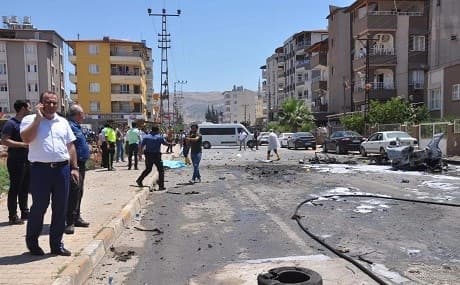 Security and forensic officials work at the site of a car blast in Reyhanli, Turkey, July 5, 2019. Photo: Turkey OUT / DHA / AFP 