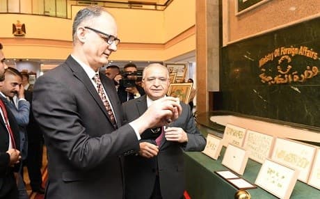 Iraqi Culture Minister Abdulameer Hamdani (left) and Foreign Affairs Minister Mohammed Ali al-Hakim tour a ceremony in Baghdad, Iraq, to return historical artifacts to the country. Photo: GoI