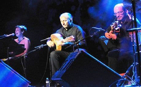Gani Mirzo (center) performing with his band at the concert in Barcelona. Photo by Alexandra Di Stefano Pironti