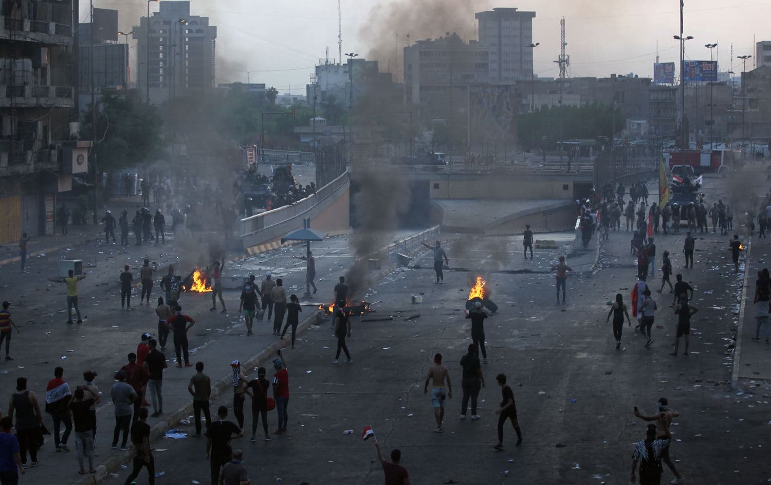 خۆپیشاندەران ئاگریان لەسەر شەقامەکانی بەغدا کردووەتەوە. وێنە: AFP