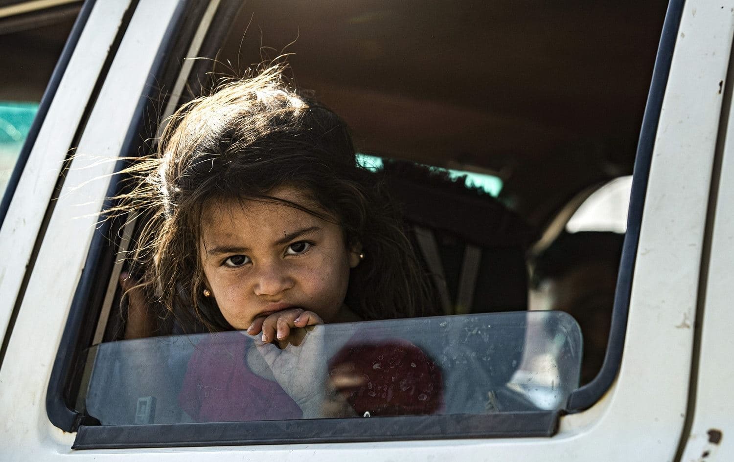 A Syrian girl flees with her family from the north Syrian flashpoint town of Ras al-Ain along the border with Turkey, October 15, 2019. Photo: Delil Souleiman / AFP 