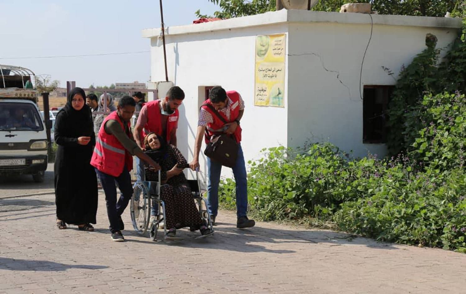 Aid agencies, including the Kurdish Red Crescent, evacuated a group of injured persons from the Syrian border town of Sari Kani on October 19, 2019. Photo: Kurdish Red Crescent