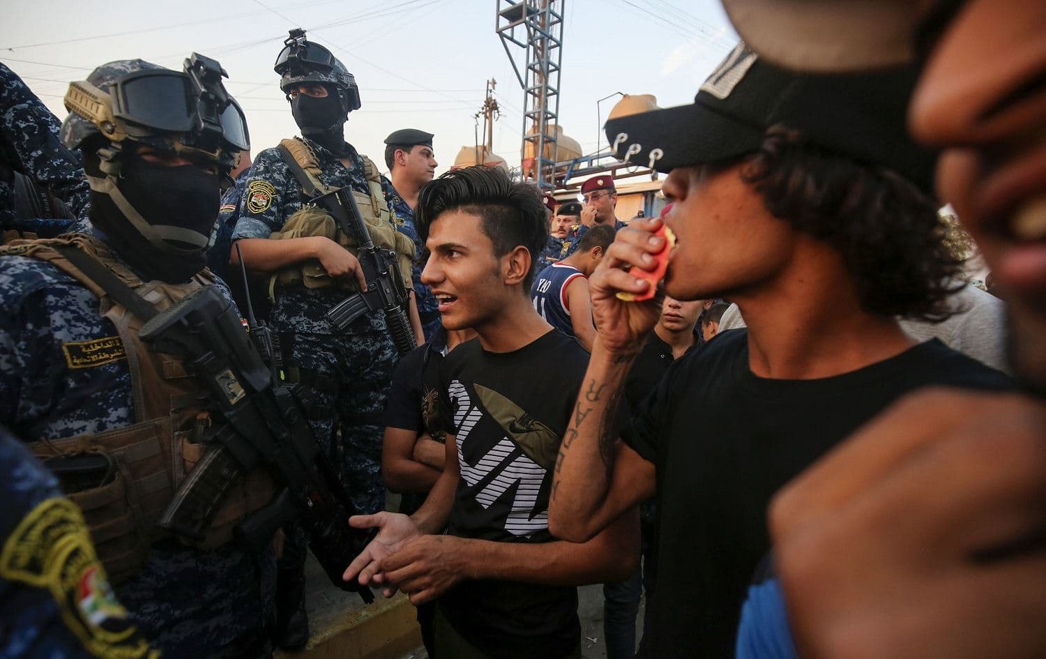 Iraqi protesters speak with members of police in Baghdad's predominantly Shiite Sadr City, October 7, 2019. Photo: Ahmad al-Rubaye / AFP 