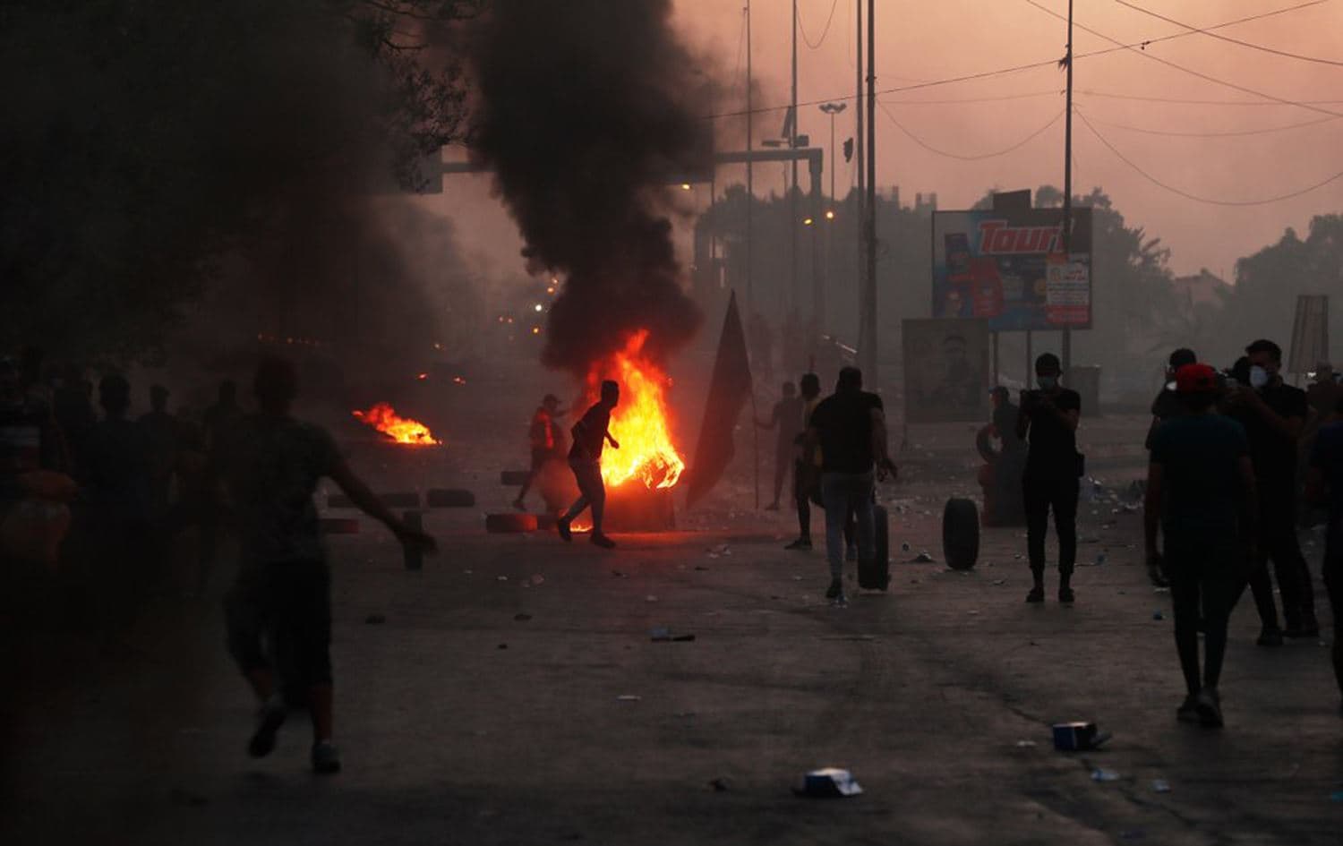 Anti-government protesters set fires and close a street during a demonstration in Baghdad, Iraq, October 5, 2019. Photo: Hadi Mizban / AP