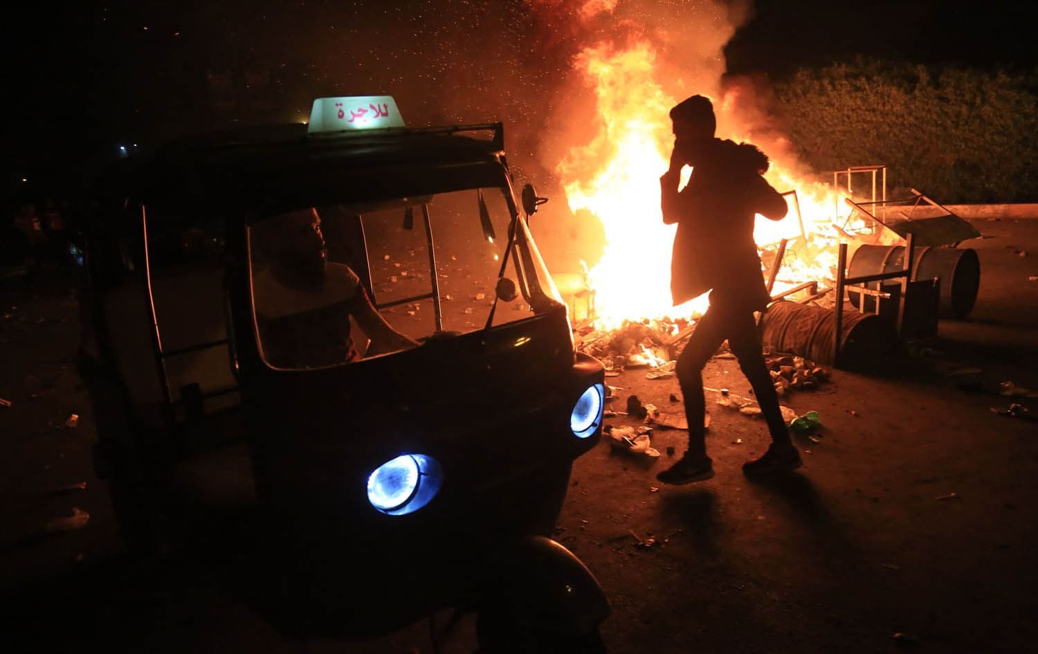 Burning tyres light up the night skies during anti-government protests in the Shiite shrine city of Karbala, south of Iraq's capital Baghdad, late on October late October 28, 2019. Photo: AFP