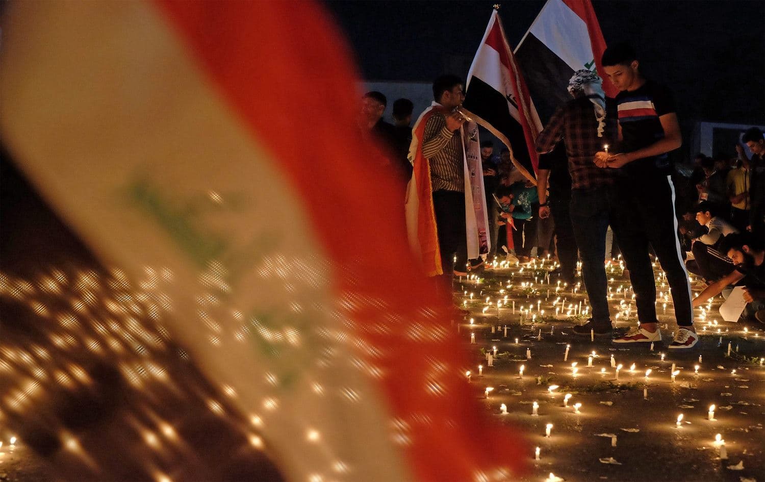 Iraqi protesters hold a candlelight vigil for victims killed during anti-government demonstrations in the city of Karbala, Iraq on November 1, 2019. Photo: AFP / Mohammed Sawaf