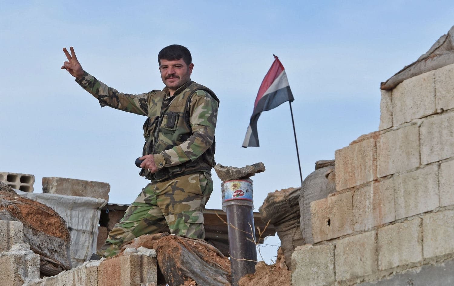 A Syrian regime soldier flashes the V for victory sign as pro-government forces take up positions on the front line with Turkey-backed fighters near the northern city of Manbij, on November 2, 2019. Photo: AFP