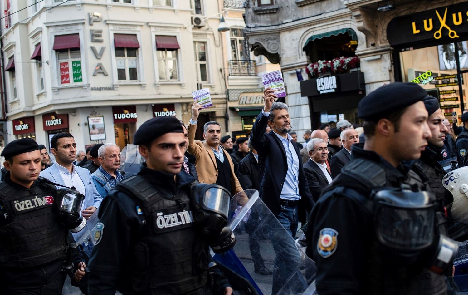 Turkish anti-riot police officers surround members of the pro-Kurdish Peoples' Democratic Party (HDP) during a march to distribute leaflets for the 3rd annual congress of the party, on November 2, 2019 in Istanbul. Photo: AFP / Yasin Akgul