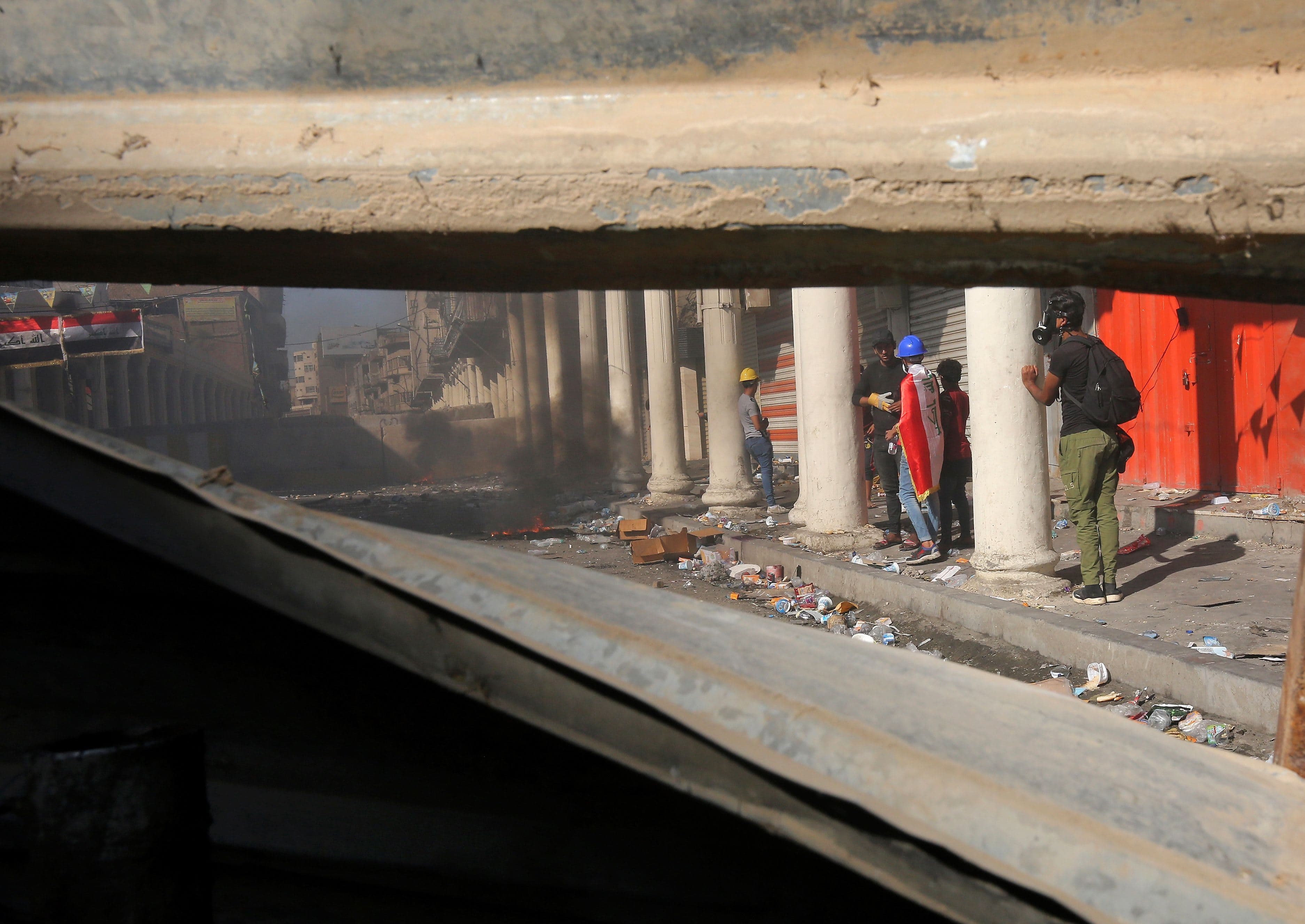 Iraqi protesters gather behind a roadblock during clashes with security forces in the capital Baghdad as anti-government demonstrations continue on November 8, 2019. Photo: AFP / Ahmad al-Rubaye 
