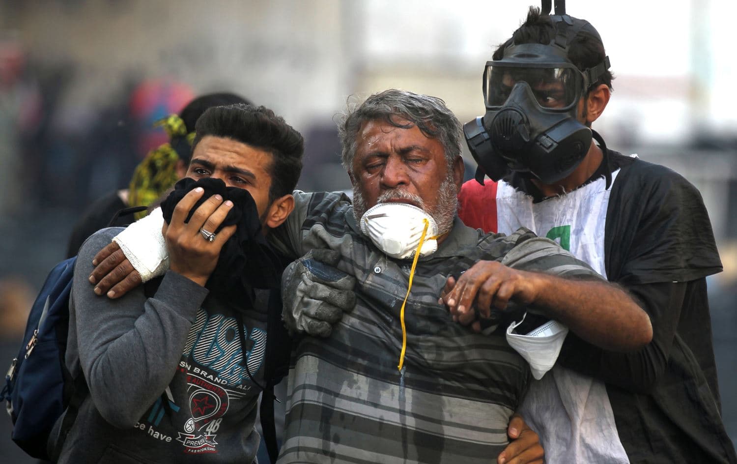 Iraqi volunteers help a protester affected by tear gas fired by security forces amid clashes at Baghdad's Khallani square during ongoing anti-government demonstrations on November 15, 2019. Photo: Ahmad al-Rubaye/AFP