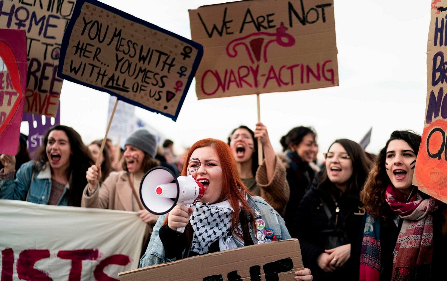 A woman shouts slogans as people take part in a protest in Brussels to condemn violence against women, November 24, 2019. Photo: Kenzo Tribouillard / AFP 