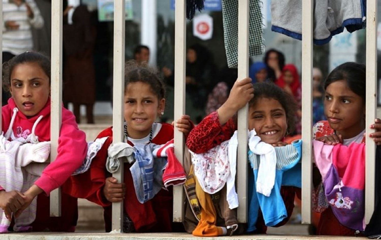 Children who found refuge in Makhmour outside a sports center on March 30, 2016. Photo: Safin Hamed/AFP