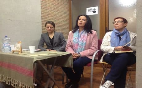 Author Yashmina Shawki (center) speaks about her novel, with Pepa Baamonde (right). Photo: Facebook, KRG Spain