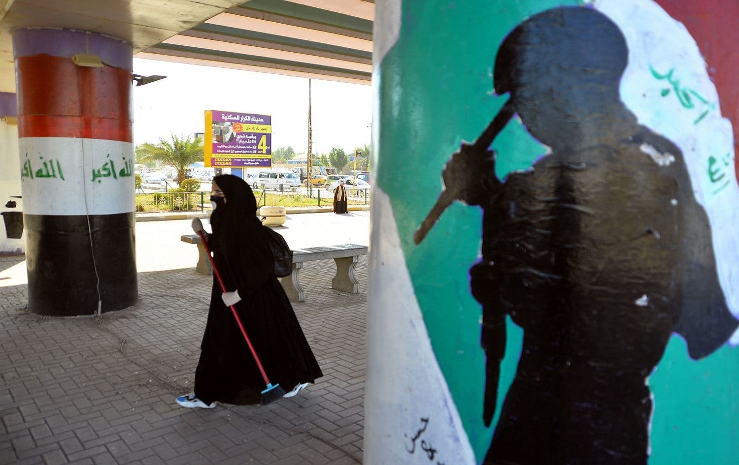 Volunteers clean up the streets of the central city of Najaf following anti-government protests, December 5, 2019. Photo: Haidar Hamdani / AFP