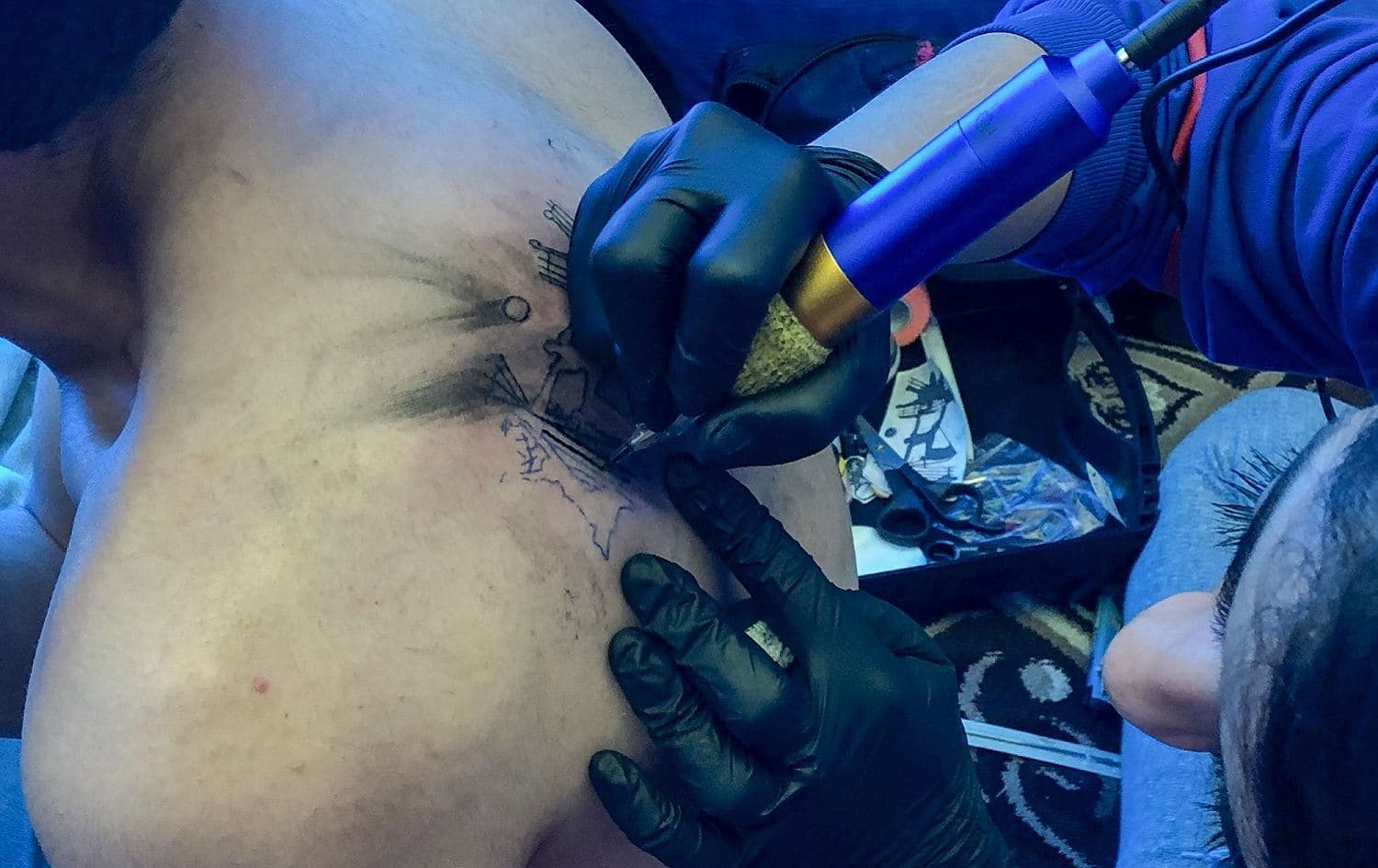 An Iraqi man sits for a tattoo in the capital Baghdad. December 9, 2019. Photo: Haider Husseini / AFP
