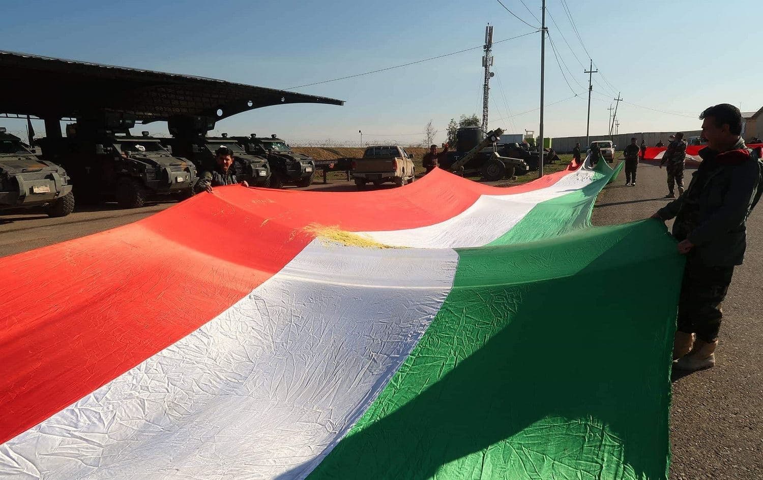 Peshmerga forces prepare to showcase a 1000-meter-long flag on the Gwer and Makhmour frontlines on December 17, 2019.  Photo: Rudaw