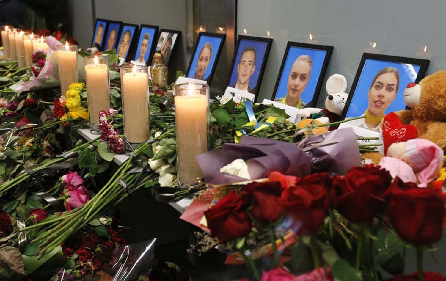 Flowers and candles are placed in front of portraits of the flight crew members of the Ukrainian 737-800 plane that crashed on the outskirts of Tehran, at a memorial inside Borispil international airport outside Kyiv, Ukraine, Saturday, Jan. 11, 2020. Photo: AP /Efrem Lukatsky