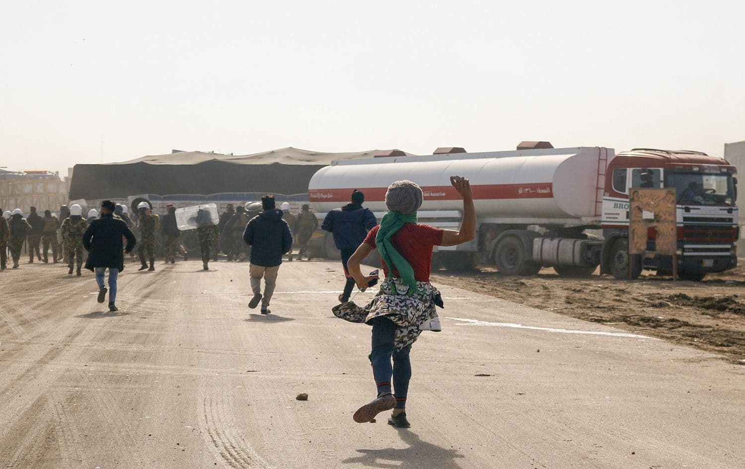 Iraqi protesters clash with security forces near Fahd bridge in Nasiriyah on January 25, 2020. Photo: AFP 