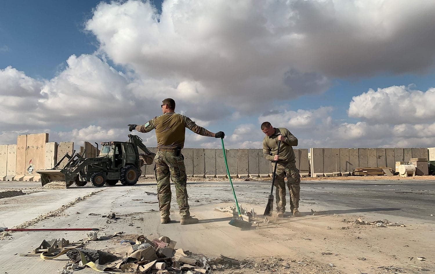 US soldiers clear rubble at Ain al-Asad military airbase in the western Iraqi province of Anbar, January 13, 2020. Photo: Ayman Henna / AFP