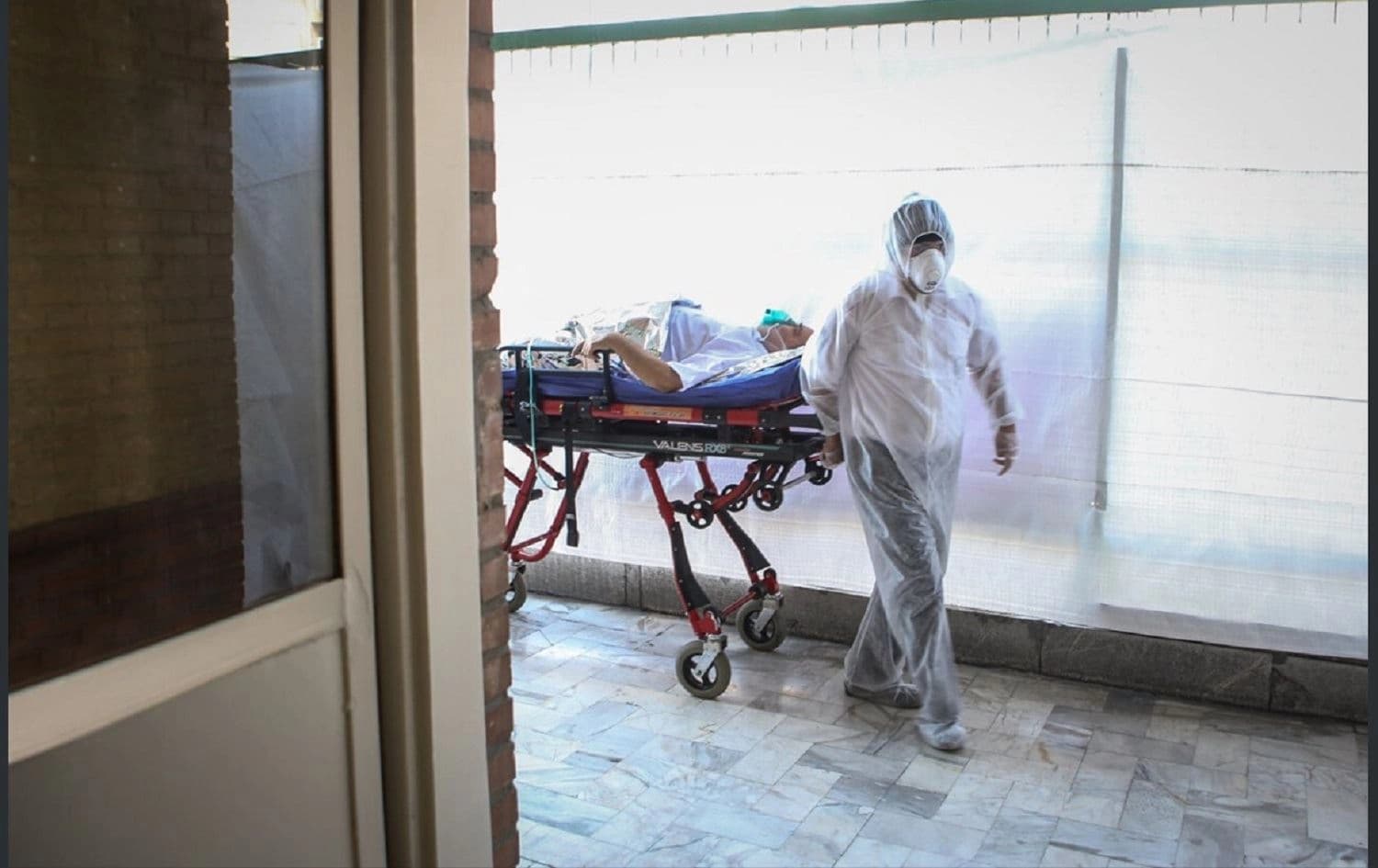 Iranian health authorities attend to a coronavirus patient. Photo via IRNA