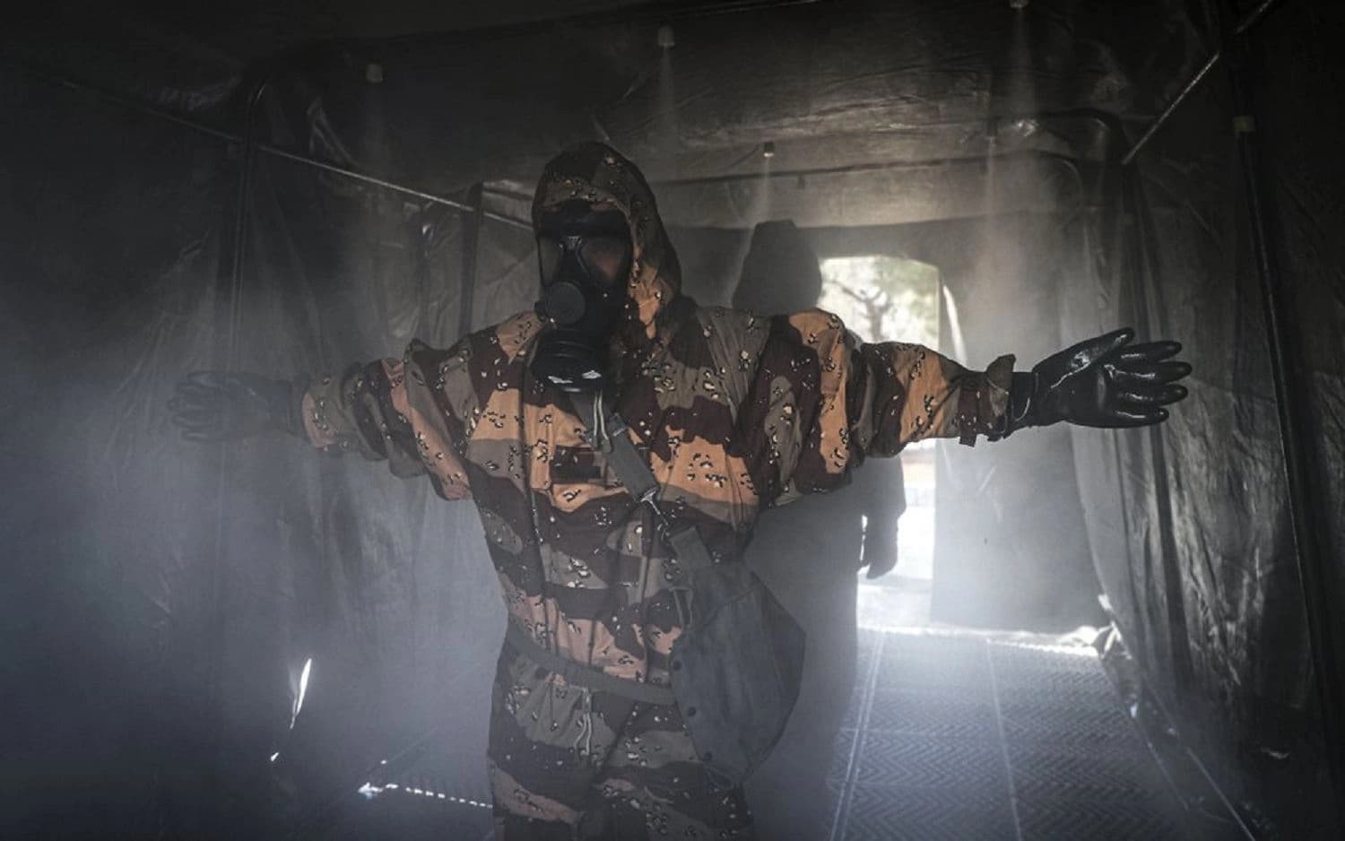 An Iranian army member disinfects his protective gear against the new coronavirus in Tehran on March 1, 2020. Photo: Mahmood Hosseini / Tasnim News Agency via AP