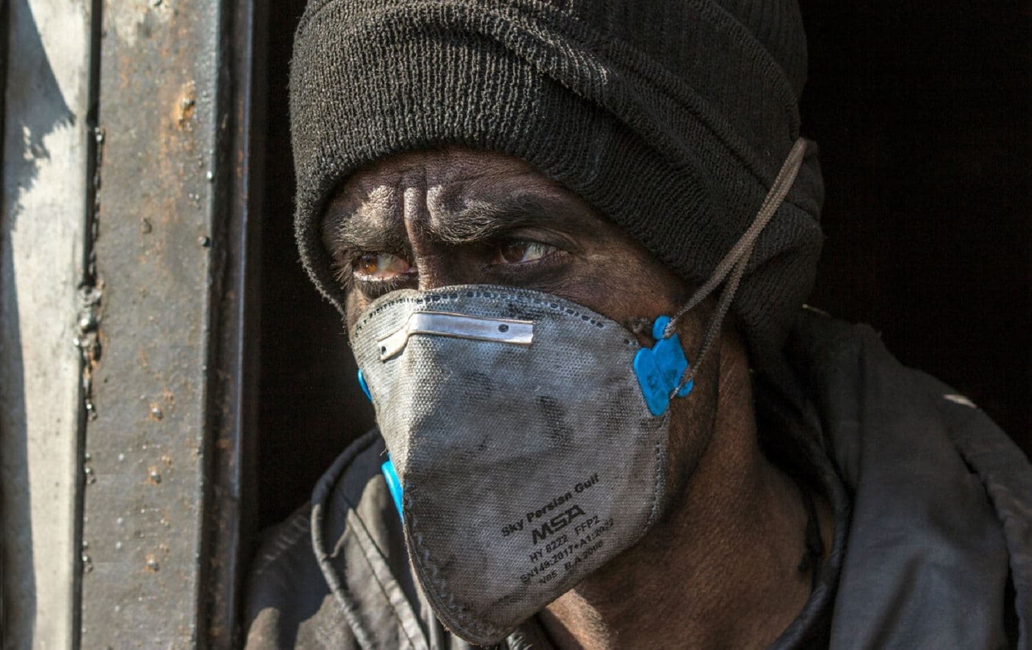 A coal miner in Semnan, northwestern Iran wears a mask to protect himself from coronavirus on March 22, 2020. Photo: IRNA 