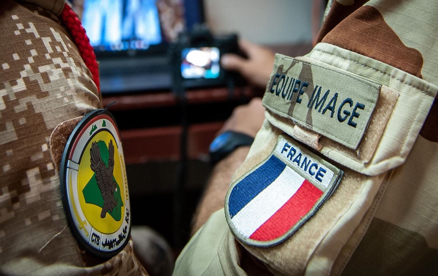 Uniforms bear the emblems of the Iraqi Counter-Terrorism Service (left) and the imaging team of the French armed forces (right). Photo via Operation Inherent Resolve website 