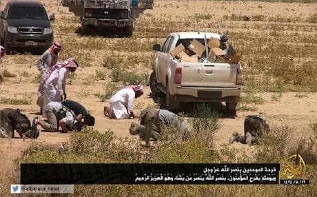 -Islamic militants praying in the open plains of Mosul. Photo: albaraka.com