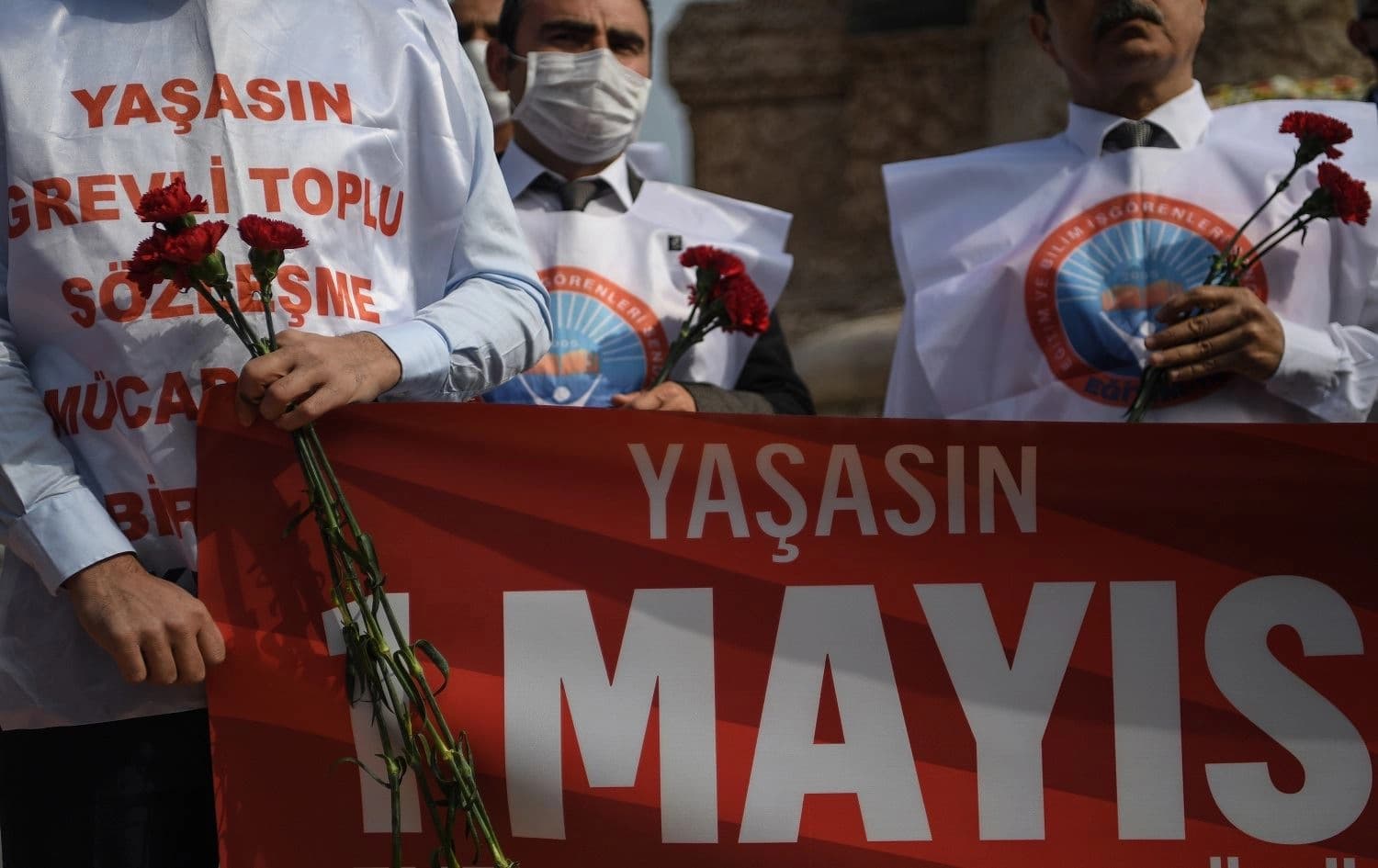 Union members hold a banner that reads "long live the May 1" during a May Day rally marking the international day of the worker at Taksim in Istanbul, on May 1, 2020. Photo: Ozan Kose/ AFP