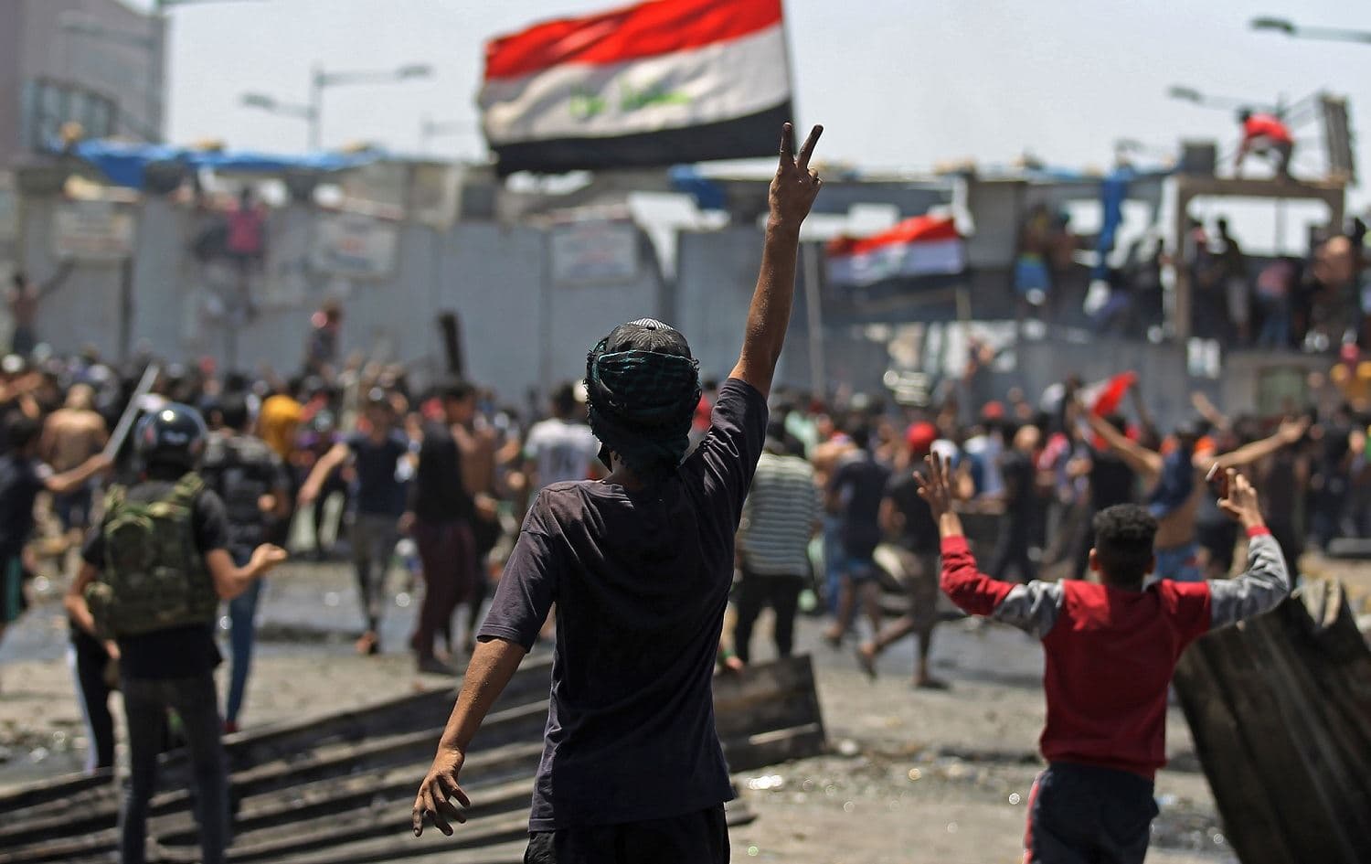 Protesters clash with security forces on Baghdad's al-Jumhuriyah bridge, May 10, 2020. Photo: Ahmad al-Rubaye / AFP