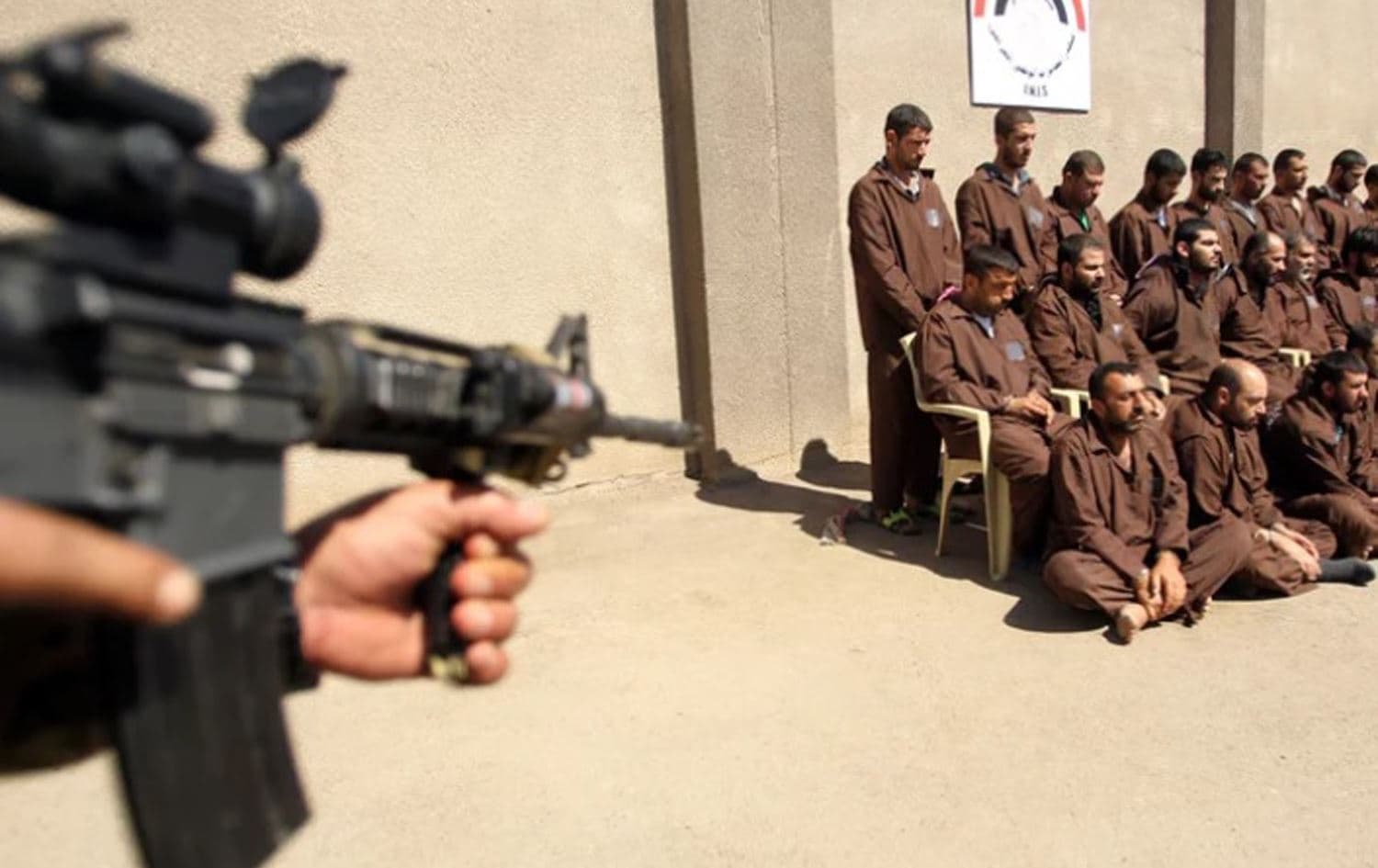 An Iraqi soldier guards 31 suspected ISIS members at the Iraqi intelligence service's headquarters in Baghdad, March 16, 2015. File photo: Ali al-Saadi / AFP