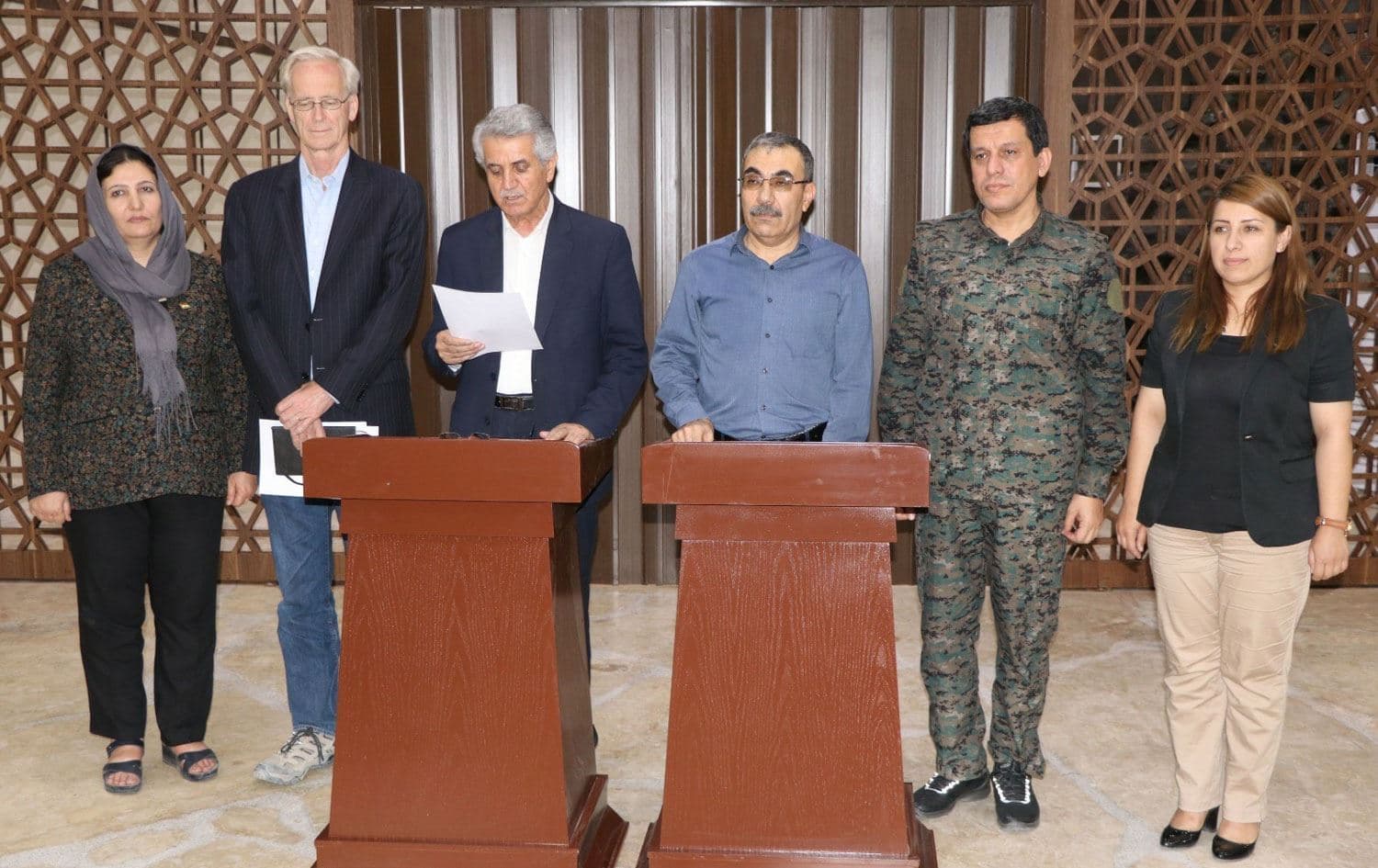Şandên ENKS û PYNKê bi amadebûna Fermandarê HSDê Mazlûm Kobanî û Şanderê Amerîkayê Williyam Roeback.