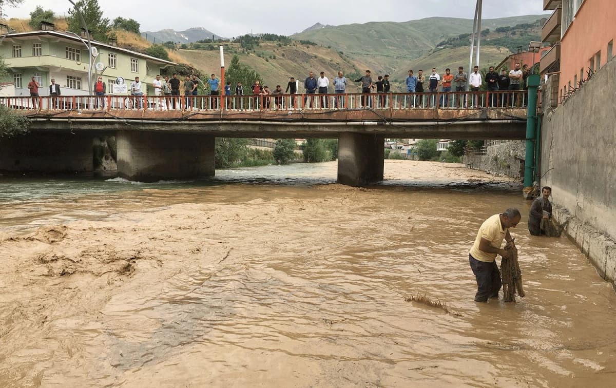 Van-Çatak kara yolu selden dolayı kapandı