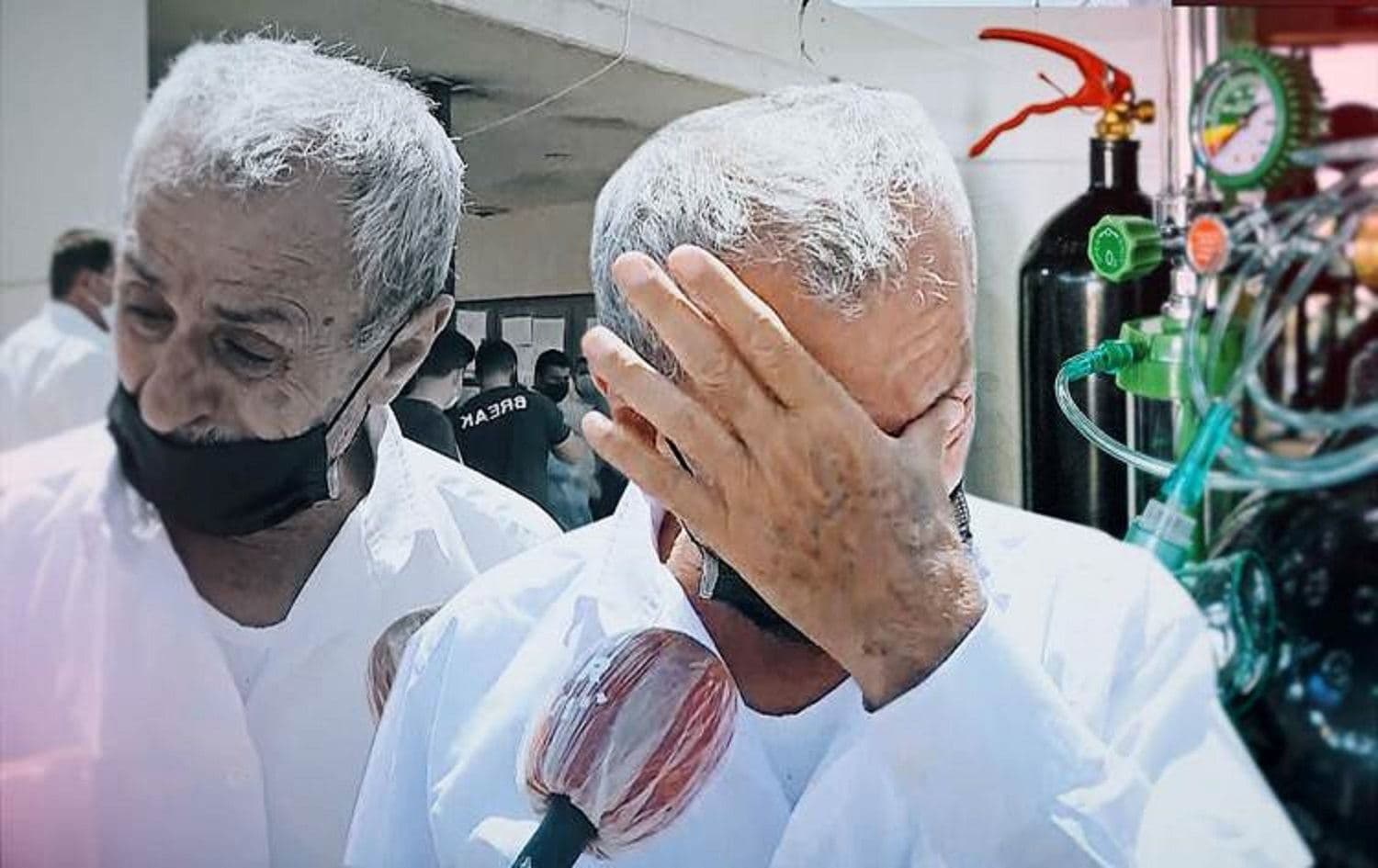 Ahmed Mustafa cries as he describes his wife’s condition in Erbil’s Rizgari Hospital where several patients died on July 30, 2020 during a shortage of oxygen. Photo: Rudaw