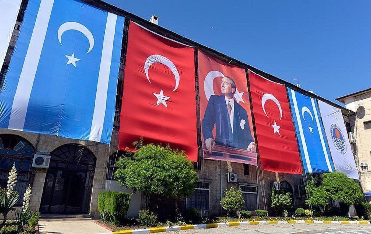 Mersin Metropolitan Municipality hangs Turkmen and Turkish flags in 2017. Photo: AA