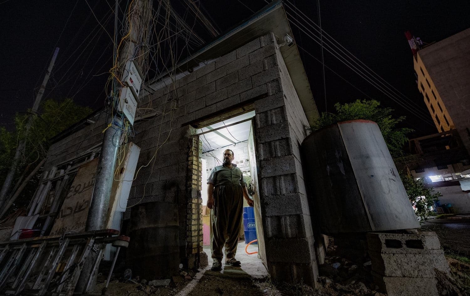 Generator operator Ghazi Rasheed in Ankawa, Erbil on August 10, 2020. Photo: Bilind T.Abdullah/Rudaw