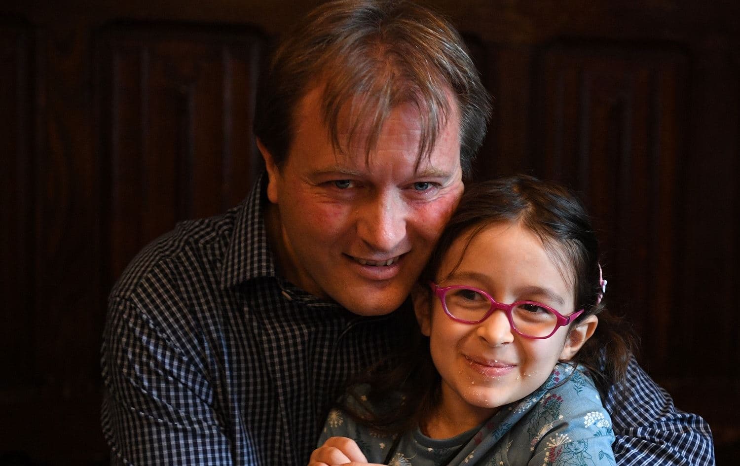 Richard Ratcliffe, husband of British-Iranian aid worker Nazanin Zaghari-Ratcliffe jailed in Tehran since 2016, holds his daughter Gabriella during a news conference in London, on October 11, 2019. Photo: Daniel Leal-Olivas/AFP